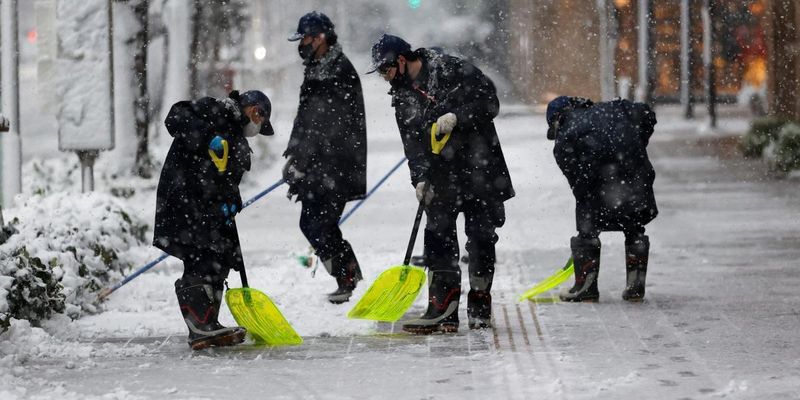 Токио впервые за 4 года засыпало снегом: пострадали десятки людей