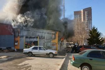 Спасатели локализовали масштабный пожар на проспекте Победы в Киеве