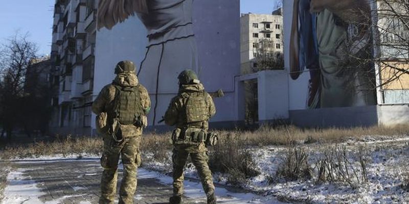 Украинские военные в Бахмуте заявили, что российские войска пытаются окружить город - CNN