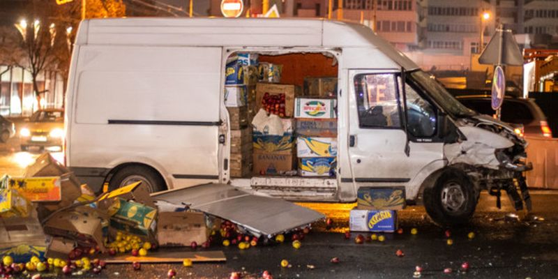 В Киеве микроавтобус с яблоками врезался в Honda: пострадал мужчина