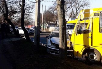 В Черкассах столкнулись два авто и маршрутка, есть пострадавшие