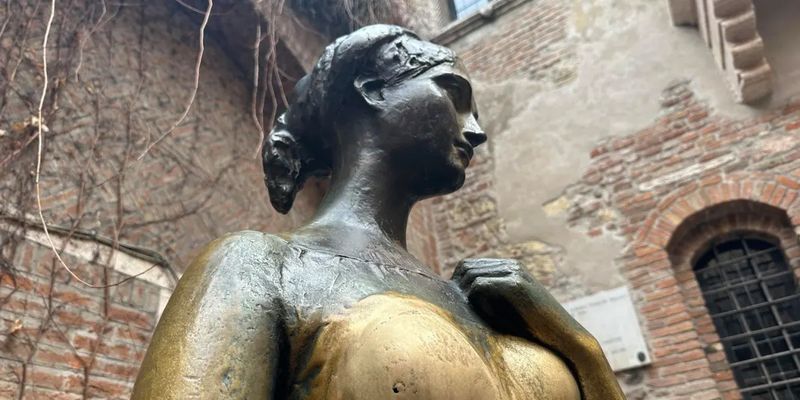 Выстраиваются в очередь: туристы протерли дырку в груди статуи Джульетты