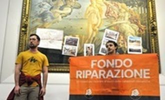 Во Флоренции экоактивисты приклеили наклейки на картину Сандро Боттичелли