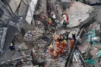 В Шанхае обрушилось здание: десятки человек оказались под завалами