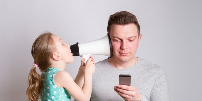 Використання смартфона не робить вас поганими батьками: нове дослідження