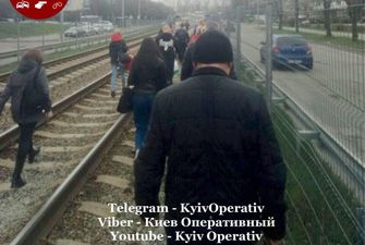 У Києві задимився вагон трамвая - пасажири йшли на роботу по шпалах