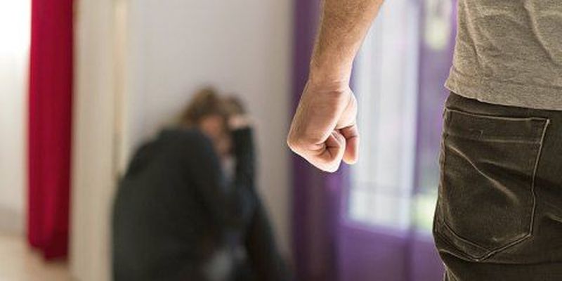 Всплеск домашнего насилия: как уберечься и куда обращаться за помощью на карантине