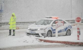 На автомагистралях Турции снегопад заблокировал тысячи граждан