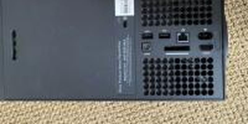 «Живое» фото Xbox Series X демонстрирует набор портов консоли