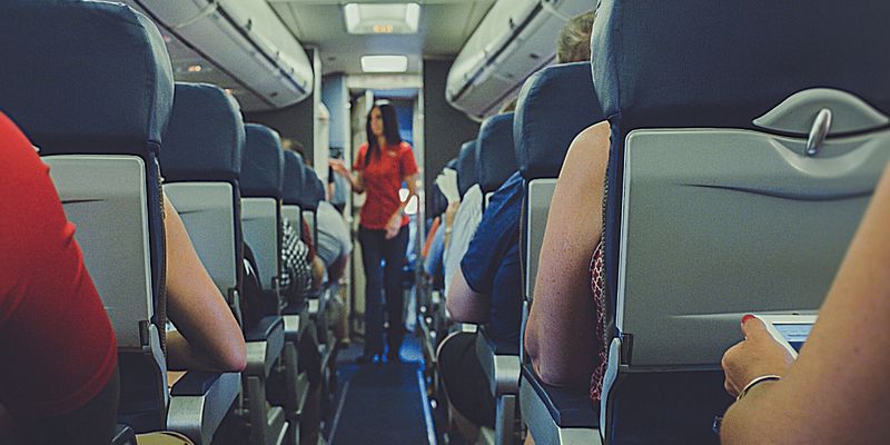 Бывшая стюардесса рассказала о тайных признаках того, что в самолете что-то не так