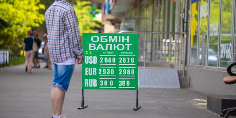 Валюта не нужна: почему украинцы больше продают доллары, чем скупают