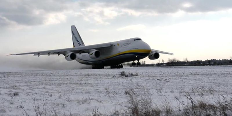 Руслан Ан-124 взлетел с заснеженного аэродрома