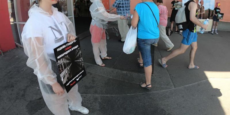 У Львові та Києві під "Ашаном" відбулись акції проти жорстокого утримання курей у клітках