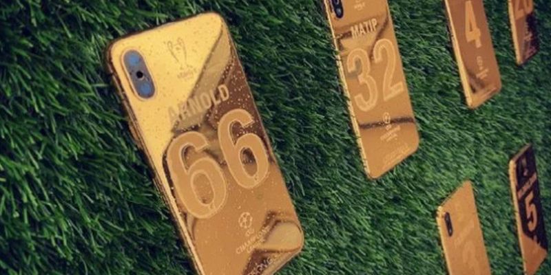 Футболисты "Ливерпуля" получили в подарок именные золотые смартфоны за победу в ЛЧ