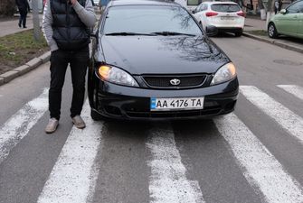 На Печерске в Киеве такси на «зебре» сбило 90-летнюю пенсионерку