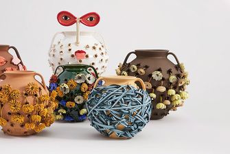 Loewe выпустили глиняный декор и аксессуары, навеянные галисийскими горшками для жарки каштанов