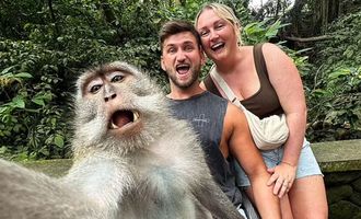 Отпуск удался: обезьяна сделала незабываемое селфи с удивленными туристами