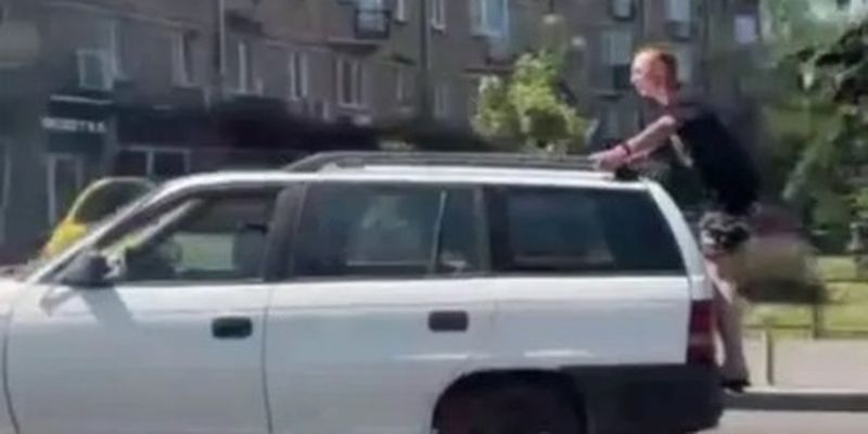 Классический "дарвин": в Киеве мужчина оседлал мчавшийся на высокой скорости автомобиль