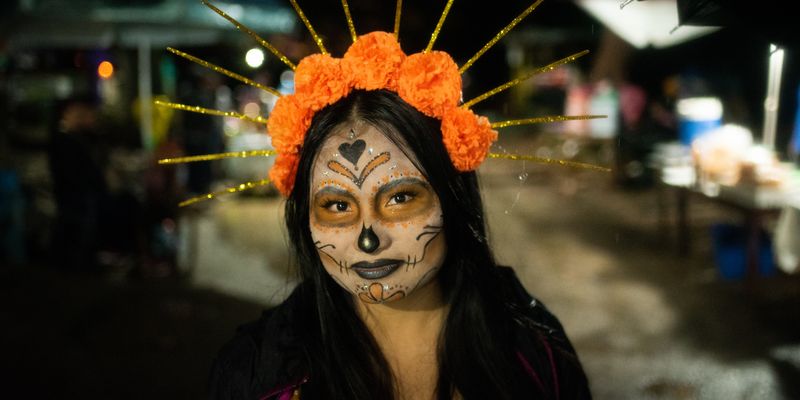 Самый красочный праздник Мексики: День мертвых отмечают прямо на кладбище