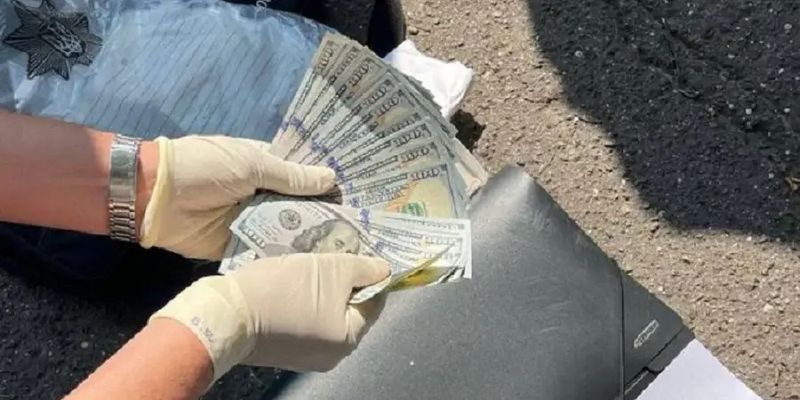 Чиновники Госпродпотребслужбы Львовщины предлагали правоохранителям взятку 2 тыс. долларов в месяц