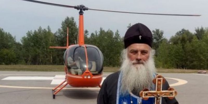 Пожары в Сибири: митрополит РПЦ на вертолете с иконами облетел горящие леса