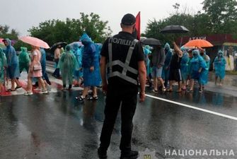 На Буковине протестующие третий день блокируют трассу