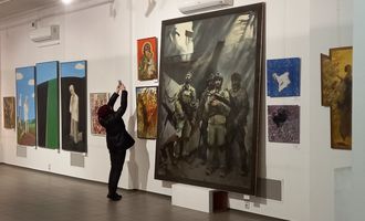 Геноцид Мариуполя и Сковорода-хипстер: в Киеве открылась выставка, посвященная войне с РФ