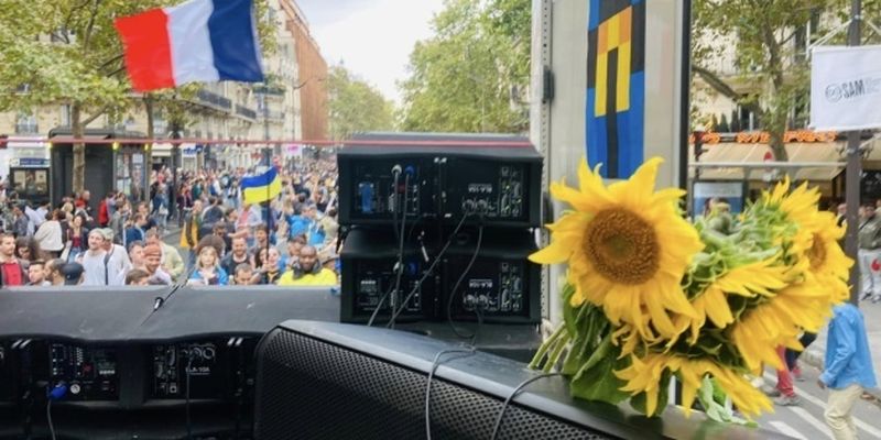 В Париже в поддержку Украины провели музыкальный техно-парад