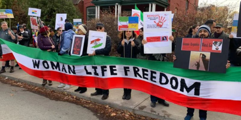 Украинцы и иранцы провели совместный протест перед посольством рф в Канаде