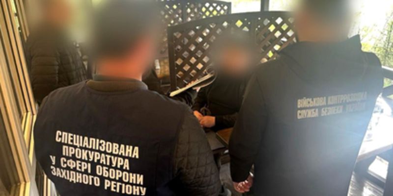 Во Львовской области военного поймали на взятке: что он предлагал за "вознаграждение"
