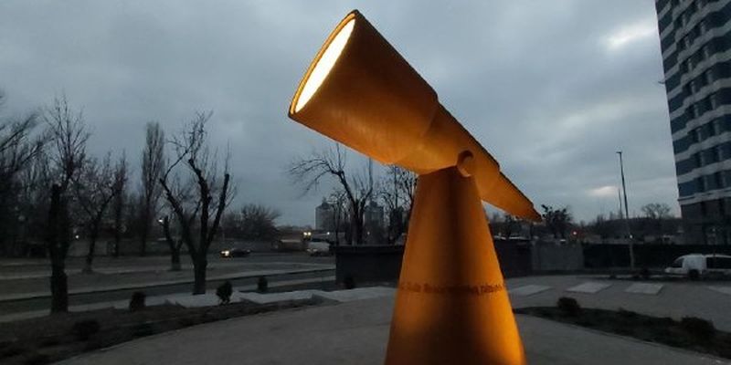 «Посмотреть на звезды»: в Киеве появился гигантский телескоп