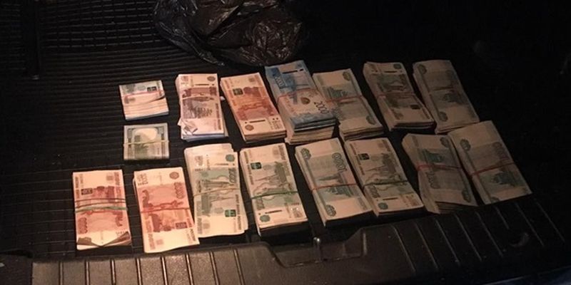 На Донбассе задержали авто с миллионом рублей РФ
