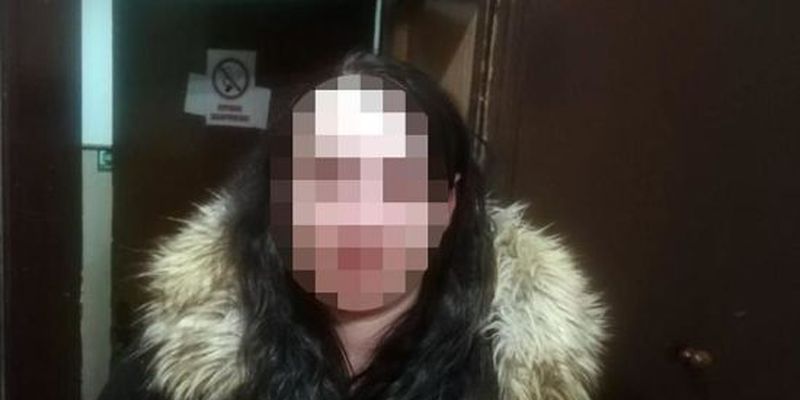 У Києві жінка приревнувала чоловіка і накинулась на нього з ножем: фото