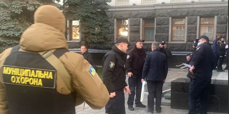 В Киеве прямо в Офисе президента мужчина с пакетом поджег себя 