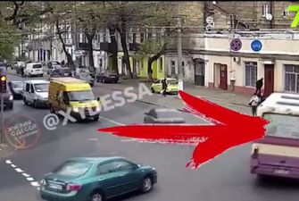 Появилось видео, как в Одессе женщина выпала из маршрутки на ходу