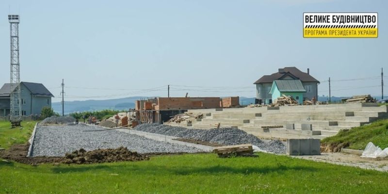 В селе на Буковине завершают строительство нового стадиона на 400 мест