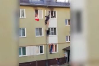 В России из горящей квартиры спасли детей - соседи поднялись к ним по водосточной трубе
