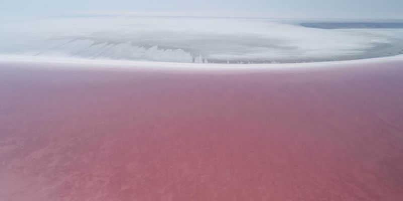 Соленое озеро в Турции изменило цвет на розовый