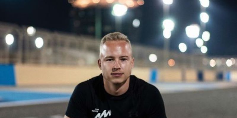 Російський гонщик вляпався у скандал з оголеною дівчиною: сина мільярдера закликають вигнати з Формули-1
