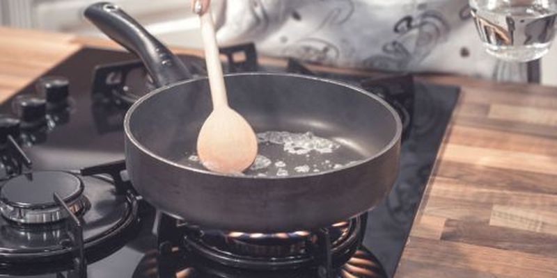 Как быстро и качественно стереть нагар со сковороды