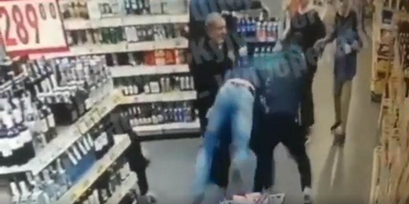 В Киеве банда воришек дважды избила охрану супермаркета: опубликовано видео