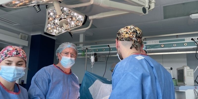 Львовские врачи провели три пересадки почек совместно с известным трансплантологом Монтгомери