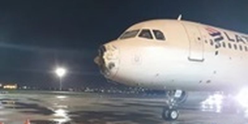В Парагвае самолет во время полета "потерял" нос и двигатель