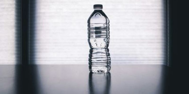 Зачем японцы ставят у своих домов бутылки с водой: ну очень хитрый способ