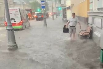 Залповый ливень затопил Москву, появились кадры "божьей кары": "Деревню Гадюкино смыло"