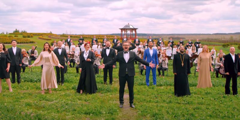 Украинские звезды и Ансамбль ВСУ спели "Христос Воскрес" на 12 языках