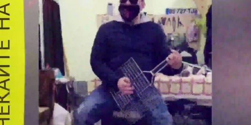 Украинец сочинил смешную песню про карантин в гараже: видео