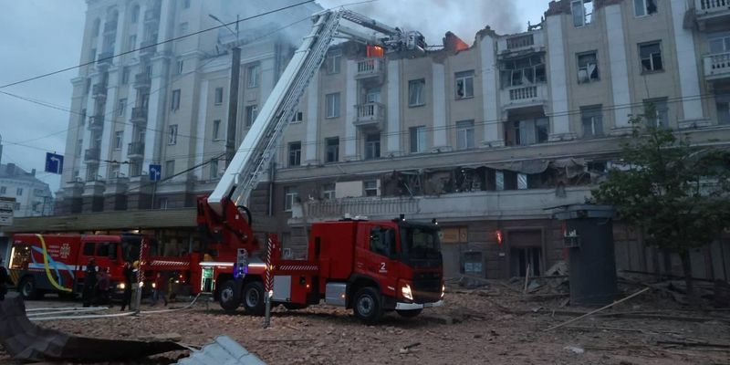 Верхние этажи дома в огне, число пострадавших растет: последствия удара по Днепру
