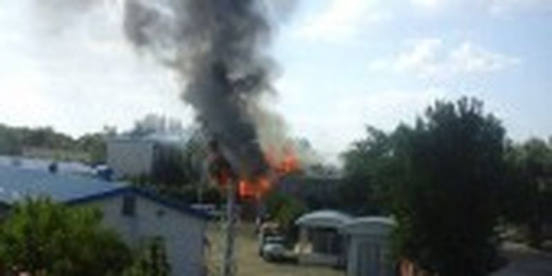 Гарно палає: ЗСУ вдарили по казармі рашистів в окупованій Ясинуватій