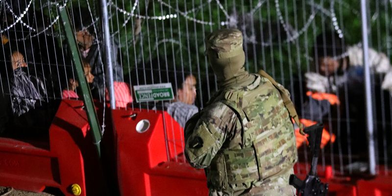 Обстановка в Техасе накаляется: власти штата продолжают строить баррикады на границе с Мексикой